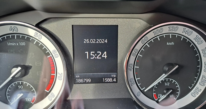 Skoda Superb cena 89000 przebieg: 187000, rok produkcji 2017 z Gliwice małe 56